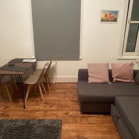 Luxury 1-Bed Apartment With Stunning City Views Perfect For Short Stays In London Londres Exterior foto