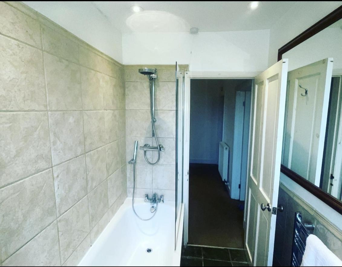 Luxury 1-Bed Apartment With Stunning City Views Perfect For Short Stays In London Londres Exterior foto